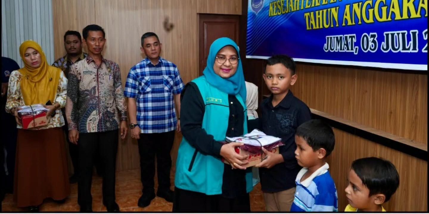 Pemko Binjai Serahkan Seragam Sekolah