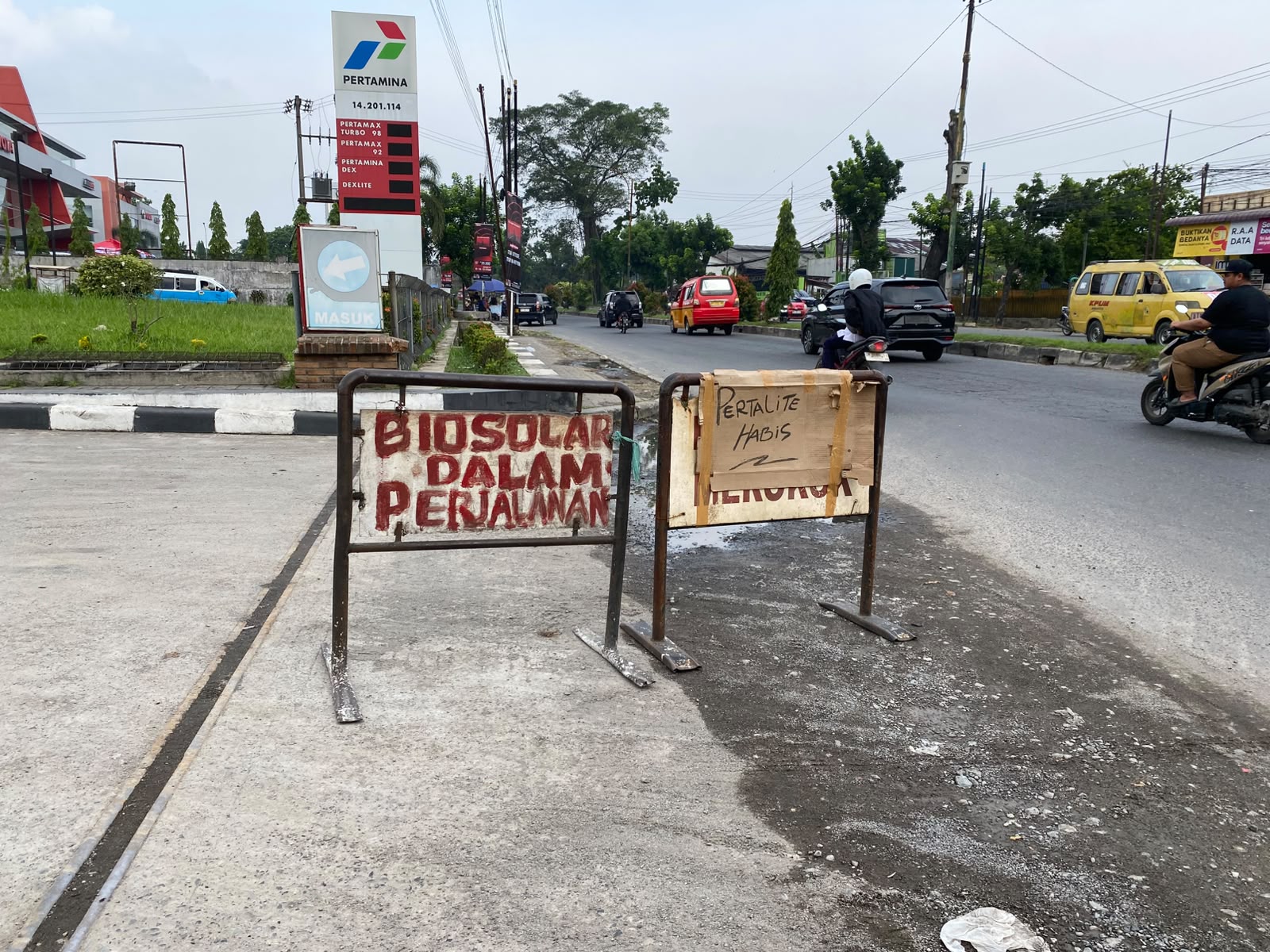 Antrean pemotor yang hendak mengisi BBM jenis Pertamax mengular di SPBU Jalan Medan–Tanjung Morawa, kawasan Amplas, Kota Medan, Selasa (14/7/2026).