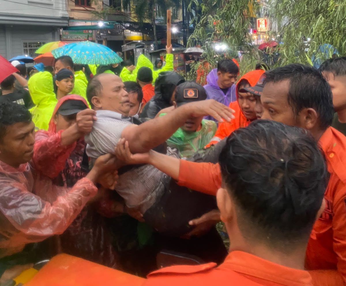 Pohon Tumbang Lukai Pedagang Bakso