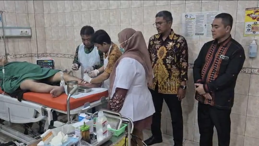 Pohon Tumbang Lukai Pedagang Bakso