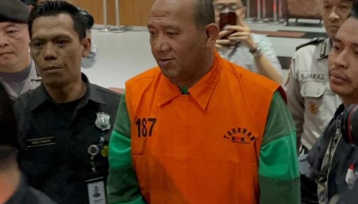 Resmi Ditahan KPK, Bupati Langkat Syah Afandin Kenakan Rompi Oranye