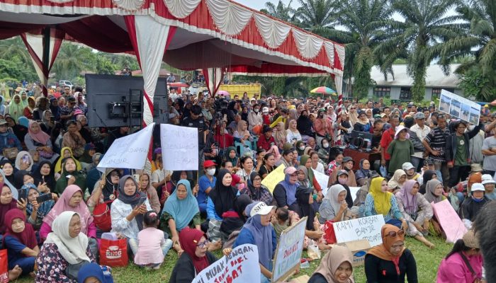 Ribuan Korban Banjir Langkat Kecewa, Belum Ada Kepastian Bantuan, Aksi Massa Sempat Hambat Jalinsum Medan-Aceh