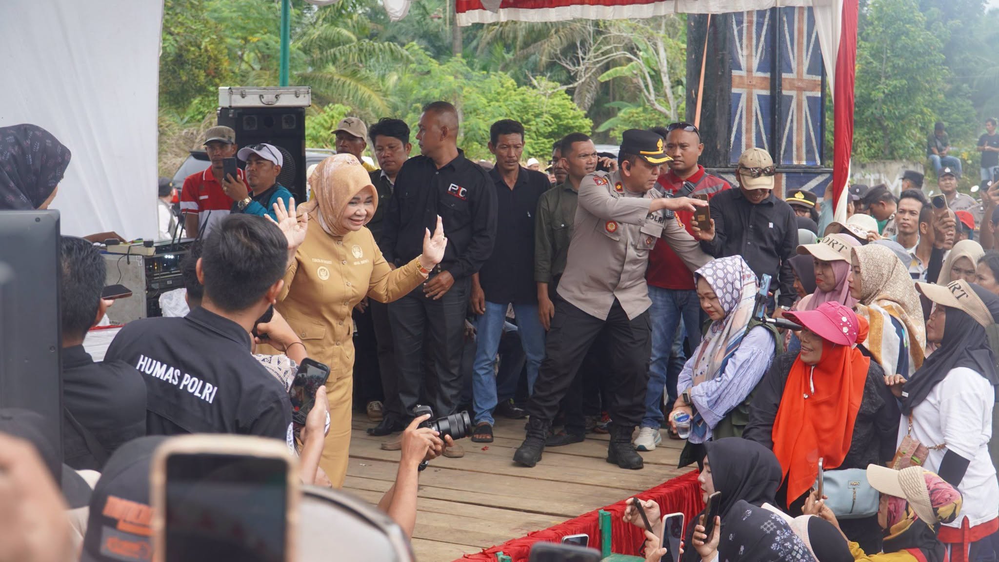 Tiorita Kawal Bantuan Korban Banjir Besitang