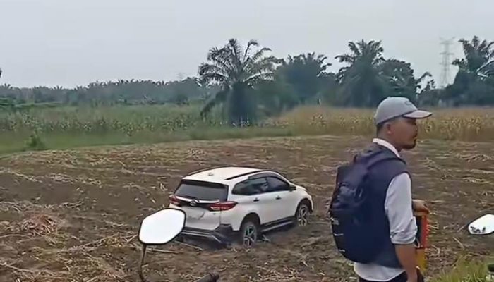 Toyota Rush Alami Kecelakaan Tunggal di Stabat, Masuk ke Lahan Warga Usai Slip di Tikungan