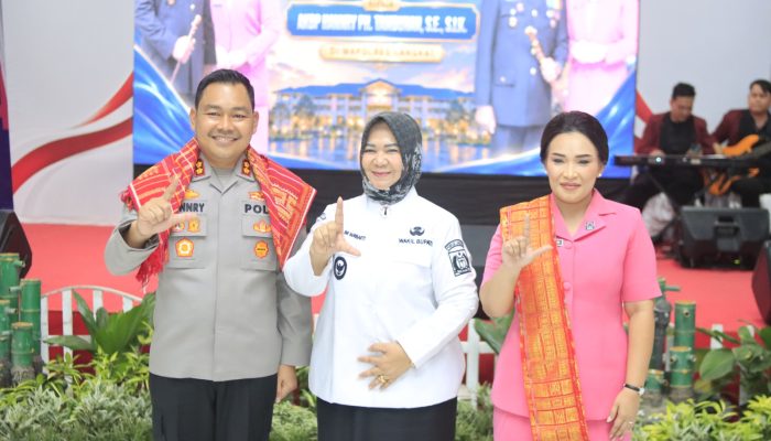Uis Karo yang Dipakaikan Tiorita kepada Kapolres Langkat, Ini Makna dan Filosofinya