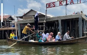 37 Tahun Mendayung Sampan di Desa Perlis Langkat Langkat, Al Azhar Berjuang Menghidupi Enam Anak