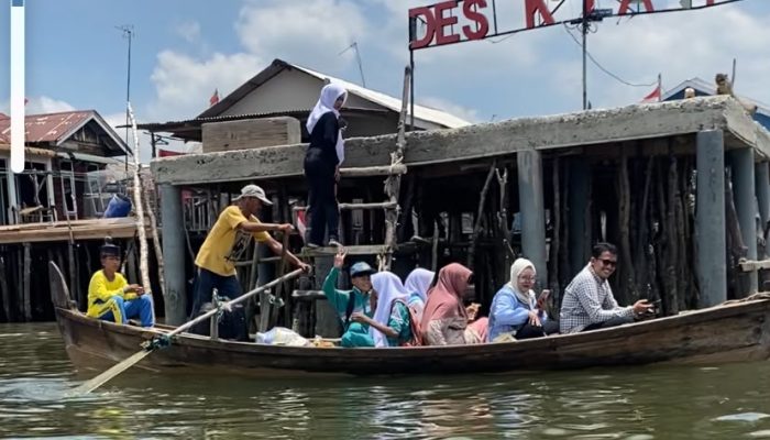 37 Tahun Mendayung Sampan di Desa Perlis Langkat Langkat, Al Azhar Berjuang Menghidupi Enam Anak