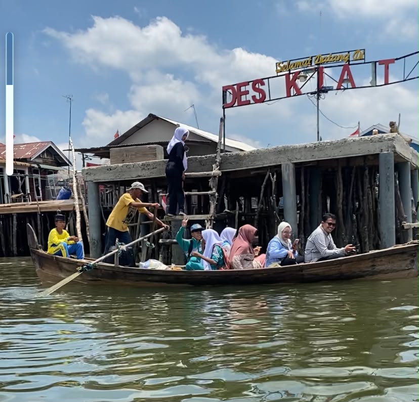 37 Tahun Mendayung Sampan di Desa Perlis Langkat Langkat, Al Azhar Berjuang Menghidupi Enam Anak