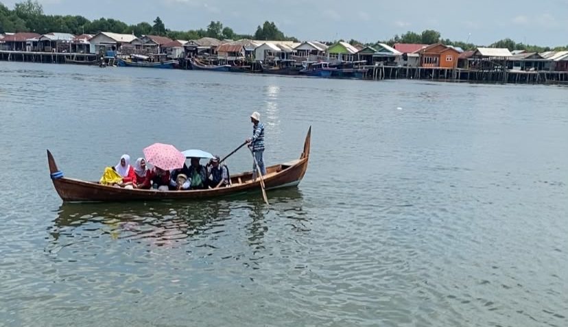 37 Tahun Mendayung Sampan di Desa Perlis Langkat Langkat Sumut