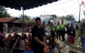 Aksi Jilid II, Ratusan Warga Blokir Jalan di Pematang Cengal, Duduk Bershalawat Tuntut Pengaspalan Jalan Puluhan Tahun Rusak