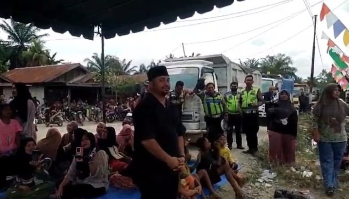 Aksi Jilid II, Ratusan Warga Blokir Jalan di Pematang Cengal, Duduk Bershalawat Tuntut Pengaspalan Jalan Puluhan Tahun Rusak