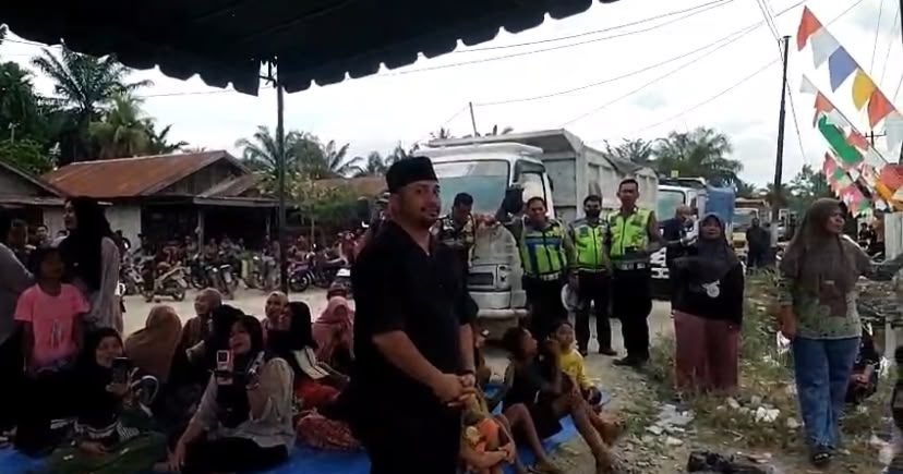 Aksi Jilid II, Ratusan Warga Blokir Jalan di Pematang Cengal, Duduk Bershalawat Tuntut Pengaspalan Jalan Puluhan Tahun Rusak