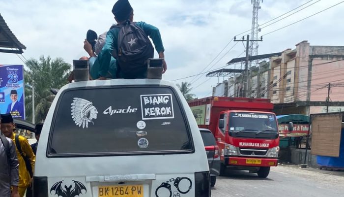 Bahaya Mengintai, Sejumlah Pelajar Nekat Naik di Atas Angkot di Langkat