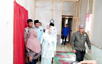 Bedah Rumah Baznas, Tiorita Serahkan Kunci Rumah Layak Huni kepada Warga Pematang Serai