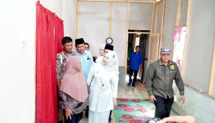 Bedah Rumah Baznas, Tiorita Serahkan Kunci Rumah Layak Huni kepada Warga Pematang Serai