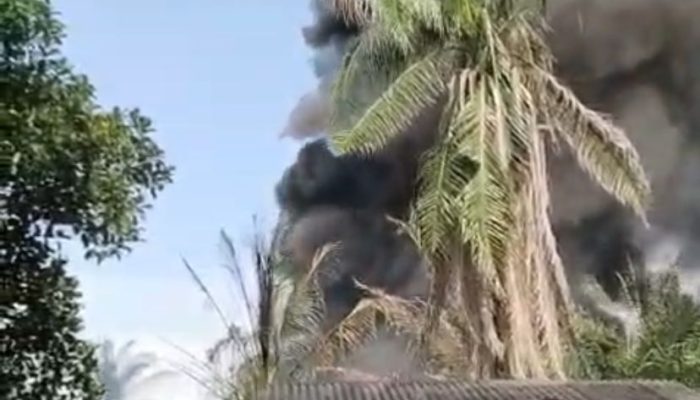 Dapur Minyak di Padanng Tualang Langkat Terbakar, Asap Hitam Membumbung hingga Jalan Tol