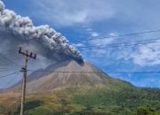 Gunung Sinabung Kembali Erupsi, Abu Vulkanik Mengarah ke Timur dan Tenggara