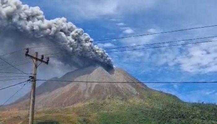 Gunung Sinabung Kembali Erupsi, Abu Vulkanik Mengarah ke Timur dan Tenggara