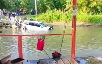 Hendak Naik Getek, Mobil Putih Malah Tercebur ke Sungai di Tanjung Pura