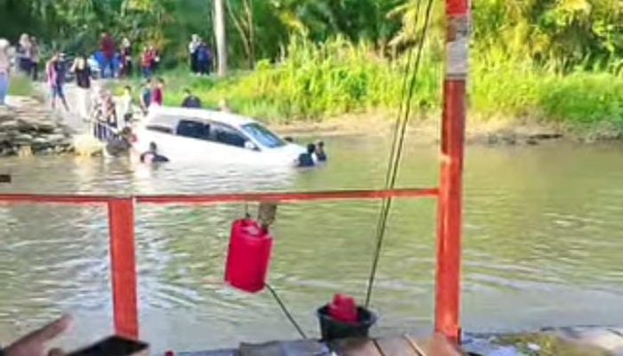 Hendak Naik Getek, Mobil Putih Malah Tercebur ke Sungai di Tanjung Pura