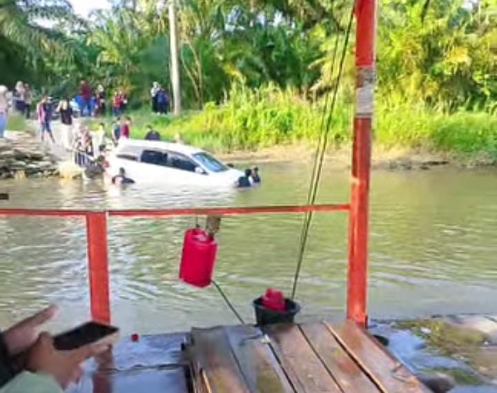 Mobil Putih Malah Tercebur ke Sungai di Tanjung Pura