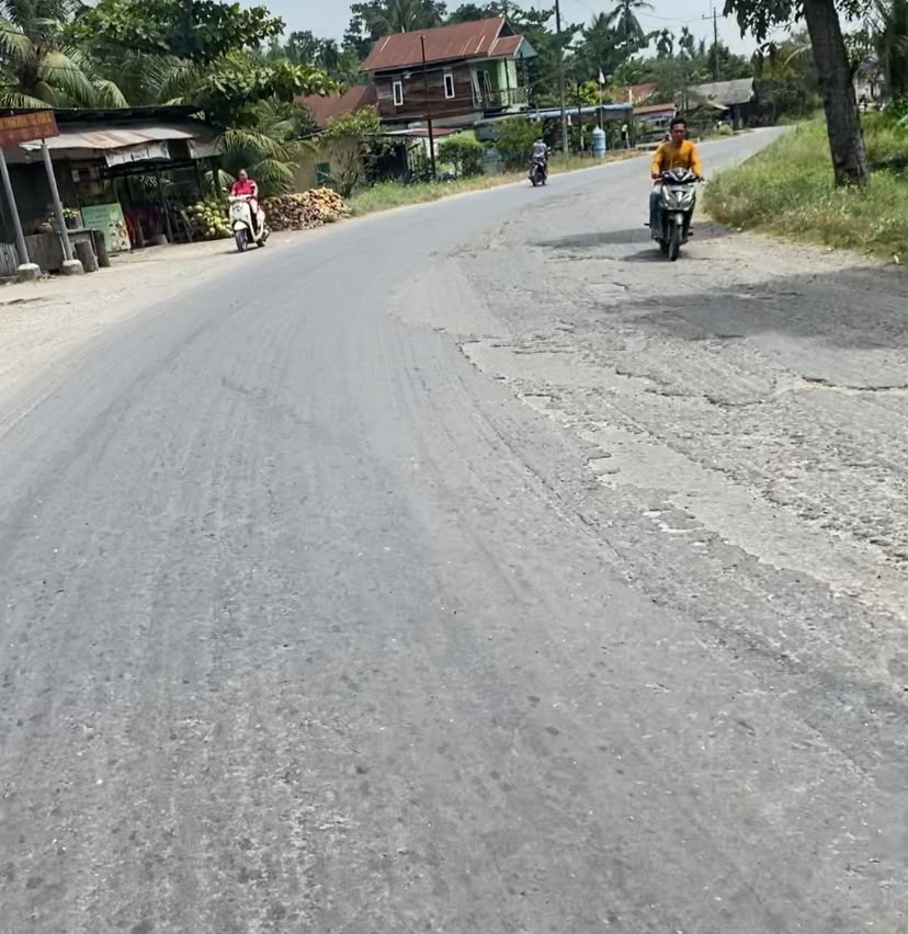 Jalan Nasional Lintas Sumtera Rusak