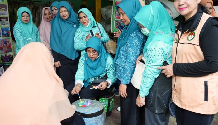 Jelang Penilaian Lomba Aku Hatinya PKK, Ketua TP PKK Binjai Pimpin Gotong Royong Percantik Rumah Bibit