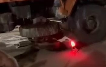 Kecelakaan di Pintu Tol Kwala Bingai Stabat, Motor Remuk di Bawah Truk