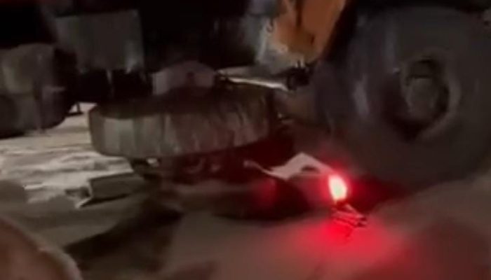 Kecelakaan di Pintu Tol Kwala Bingai Stabat, Motor Remuk di Bawah Truk