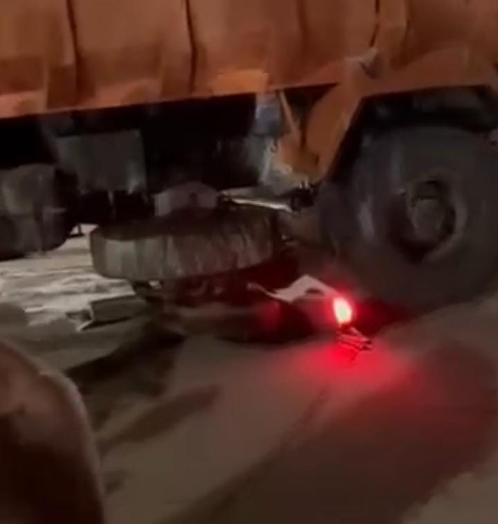Kecelakaan di Pintu Tol Kwala Bingai Stabat, Motor Remuk di Bawah Truk