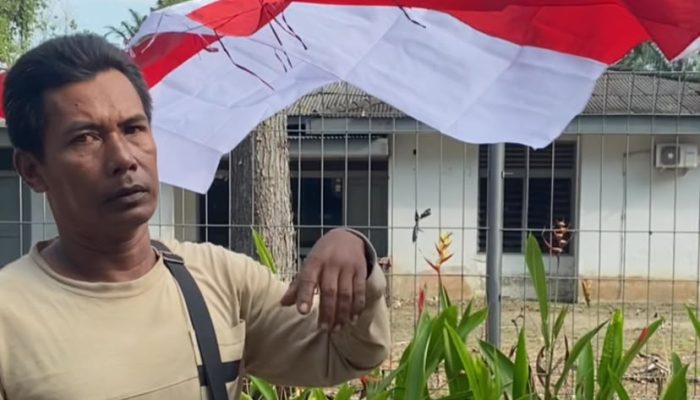 Kisah Faisal, Warga Gebang yang Berburu Rezeki dengan Jualan Bendera Merah Putih di Stabat