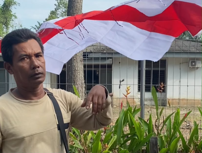 Kisah Faisal, Warga Gebang yang Berburu Rezeki dengan Jualan Bendera Merah Putih di Stabat