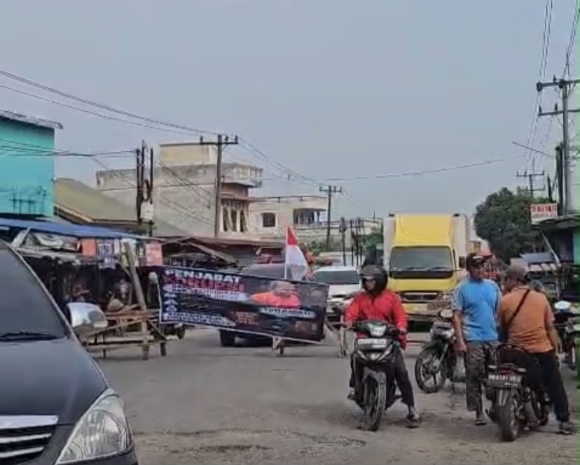 Warga Sambirejo Kecamatan Binjai pada pagi ini memblokir jalan