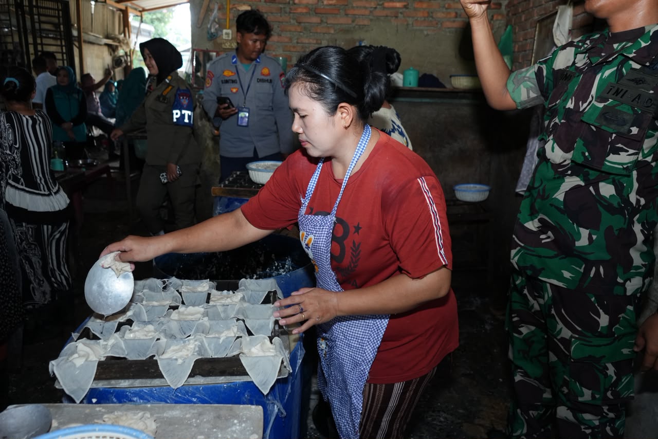 Pekerja sedang membuat tahu