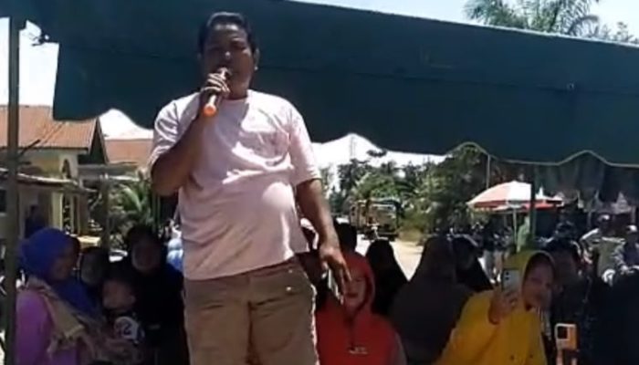 Ratusan Warga Blokir Jalan di Langkat, Masak Mi di Tengah Aksi Tuntut Jalan Segera Diaspal