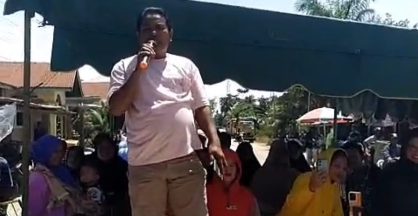 Ratusan Warga Blokir Jalan di Langkat,