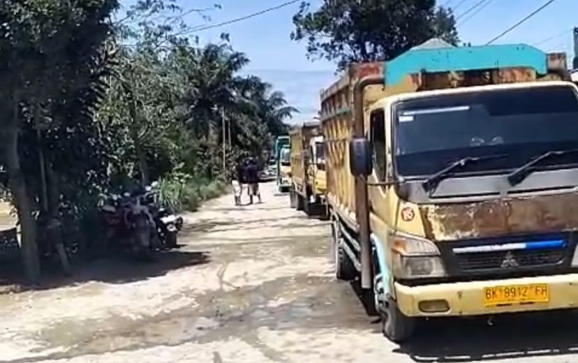 Ratusan Warga Blokir Jalan di Langkat