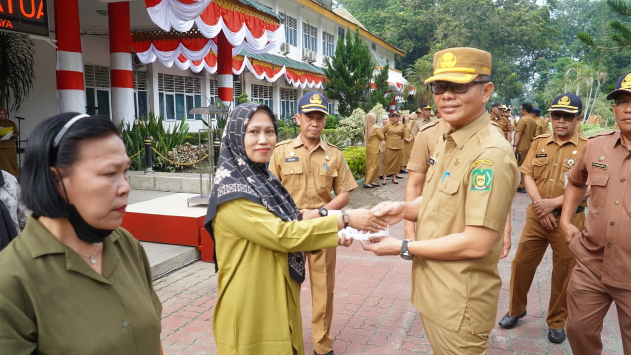 Sekda Langkat menyerahkan Santunan