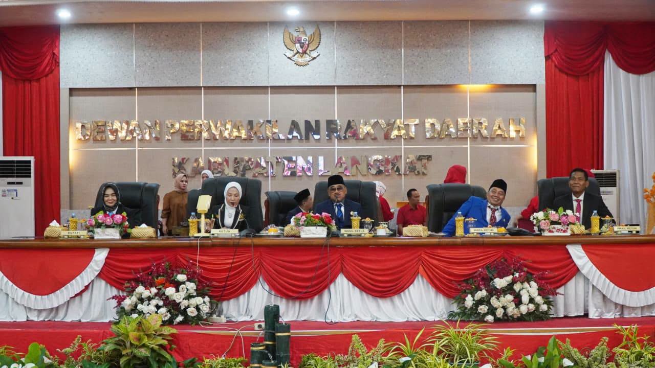 Tiorita mengikuti rapat paripurna DPRD