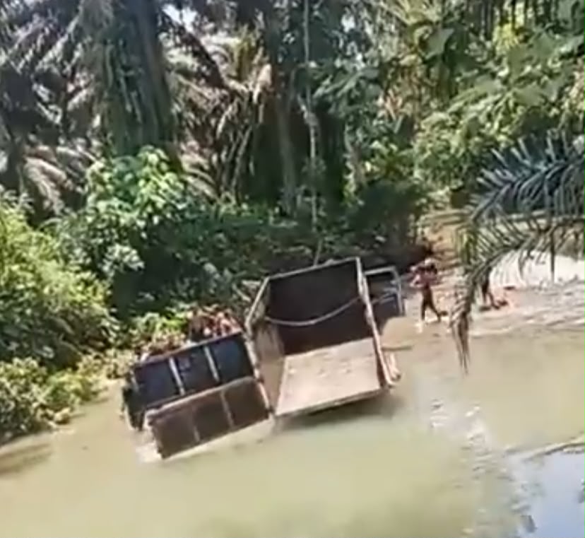 Truk Terguling di Titi Sei Musam Langkat Sumut