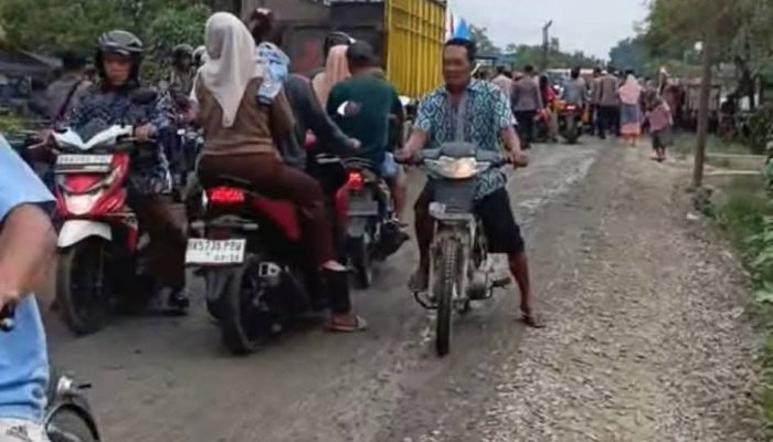Usai Diblokir Warga, Jalan Rusak di Kampung Nangka Mulai Diaspal Hotmix