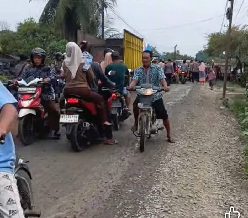 Jalan Rusak di Kampung Nangka Mulai Diaspal Hotmix, Tapi Masih Sebelah