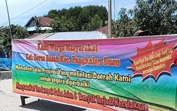 Warga Pangkalan Susu Blokir Jalan Rusak