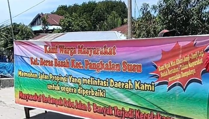 Puluhan Emak-emak Blokir Jalan Provinsi di Pangkalan Susu, Desak Ruas Rusak Segera Diperbaiki