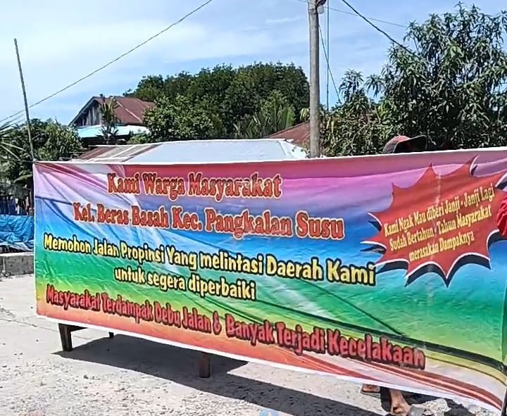 Warga Pangkalan Susu Blokir Jalan Rusak