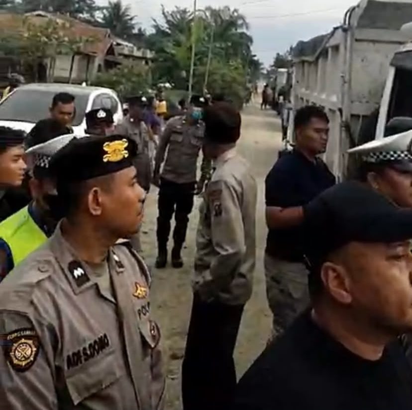 Warga memblokir jalan