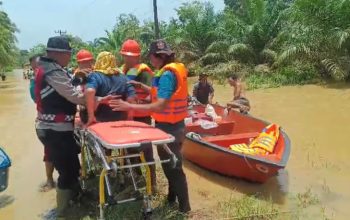 Banjir Rendam Desa Sekoci Besitang, Warga Sakit Dievakuasi