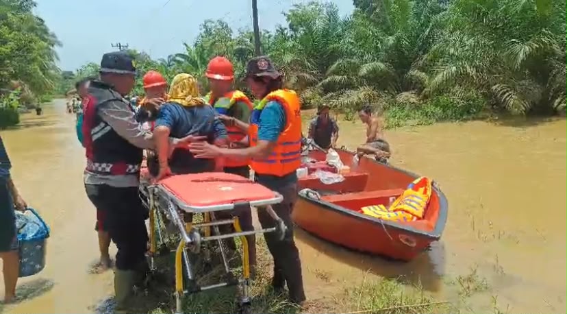 Banjir Rendam Desa Sekoci Besitang, Warga Sakit Dievakuasi