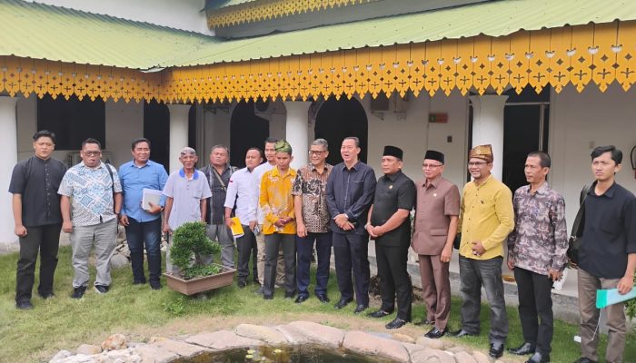 Dosen dan Atok Labu Datangi DPRD Langkat, Warga Ancam Blokir Jalan Nasional Jika Tak Kunjung Diperbaiki
