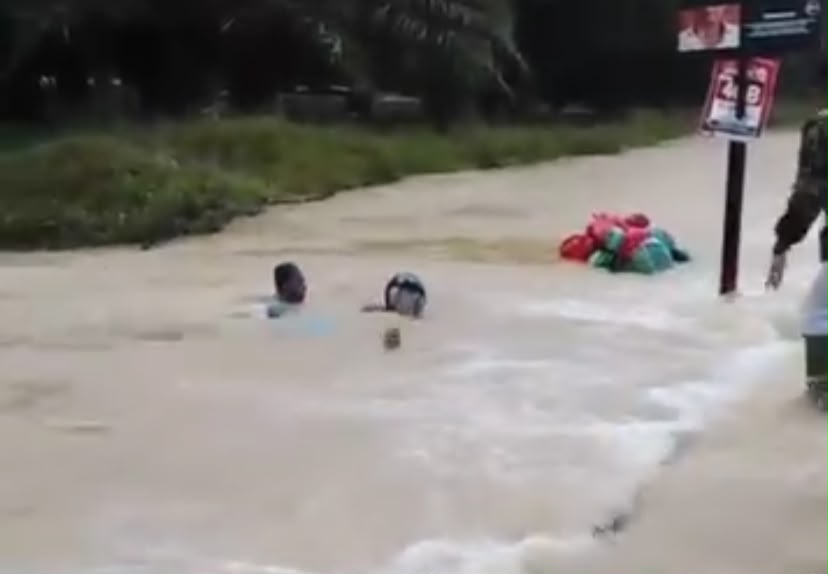 Jalan Lintas Padang Tualang-Tangkahan Kembali Banjir, Warga Pertanyakan Solusi Penanganannya
